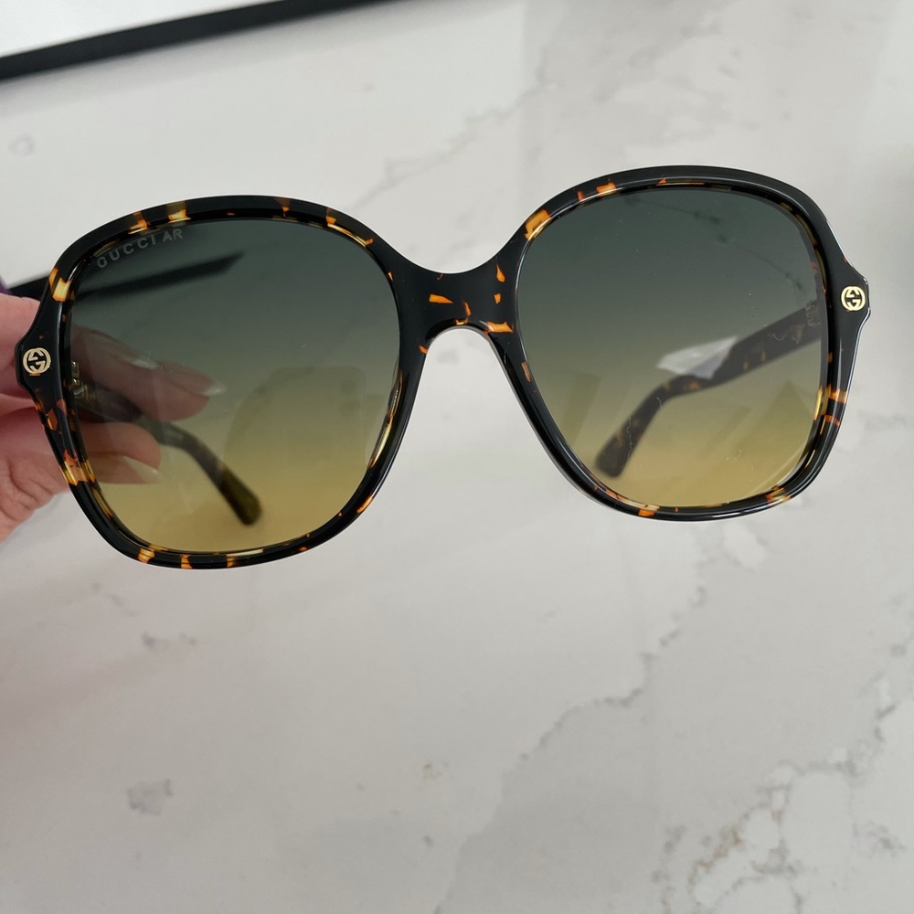 Gucci sunglasses only worn once - Picture 2 of 5
